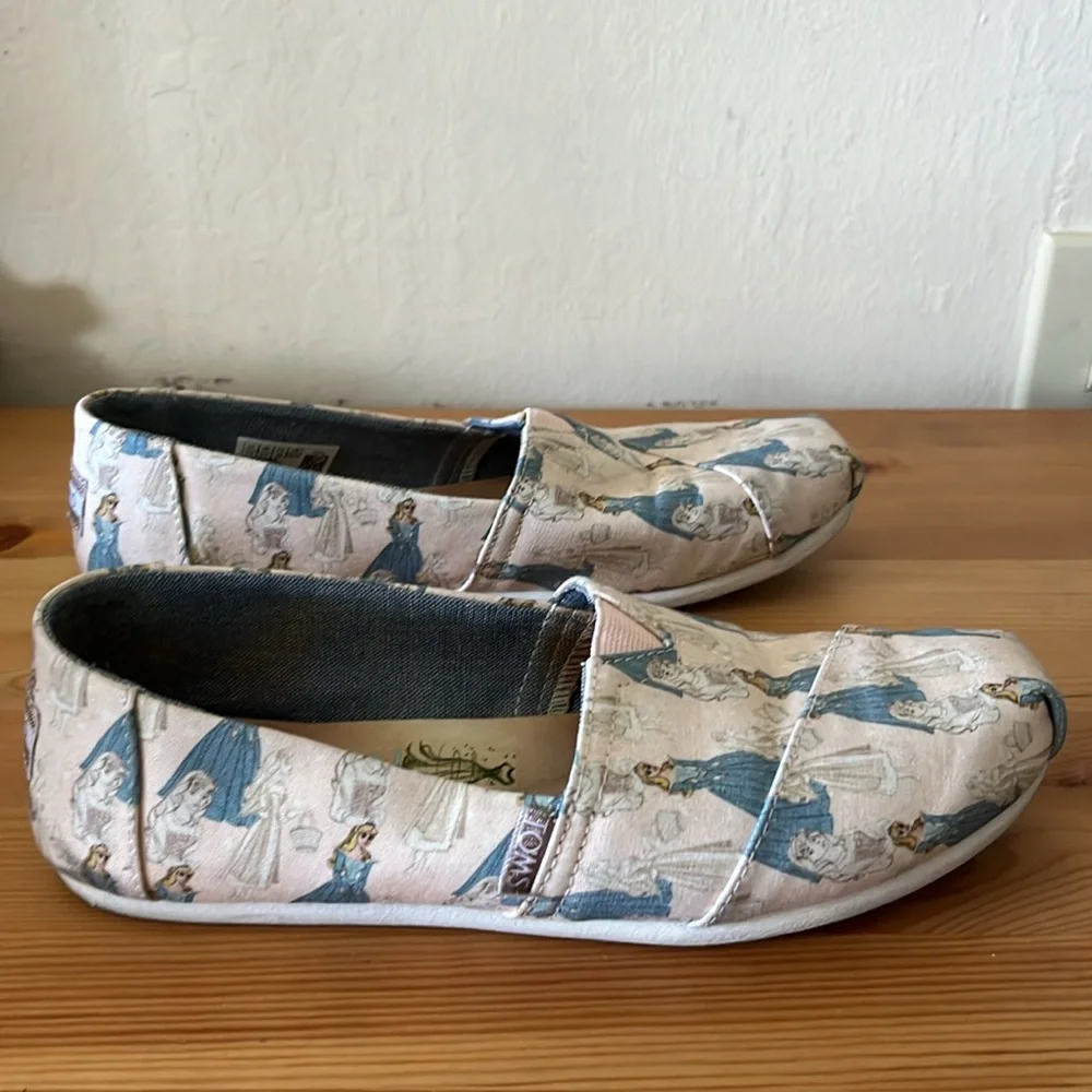 Sleeping Beauty Disney x TOMS alpagartas in pale pink and blue 7.5 - Picture 2 of 6